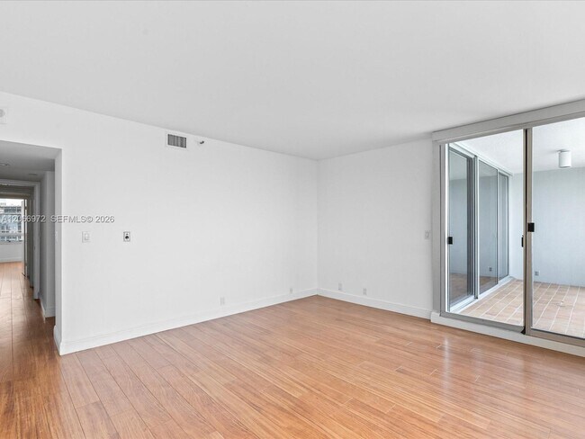 Building Photo - 1541 Brickell Ave