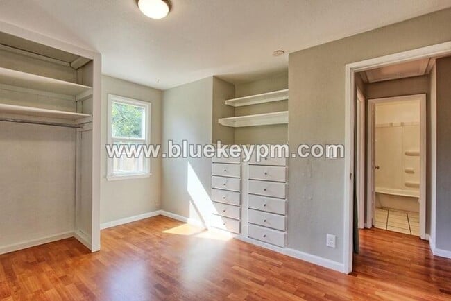 Building Photo - Updated 2 Bed, 1 Bath Bungalow in Harney H...