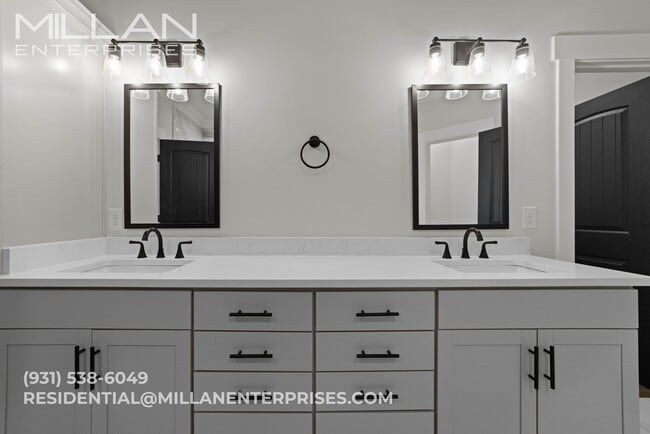 Building Photo - Elegant All-Brick Townhome in a Gated Community in Sango