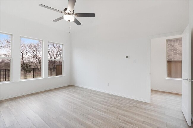 Building Photo - 713 Caroline Dr