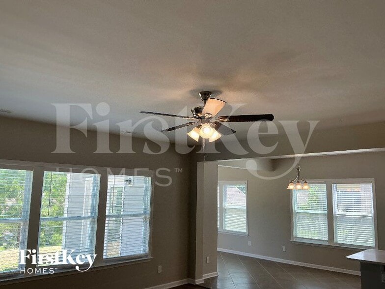 Building Photo - 837 Ember Dr