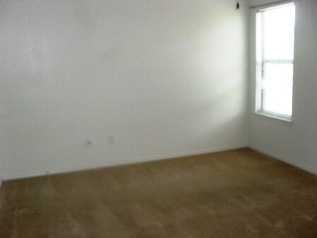 Building Photo - 305 Janelle Dr