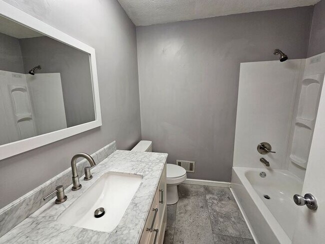 Building Photo - Spacious 3 Bedroom, 1.5 Bath House with Detached Garage