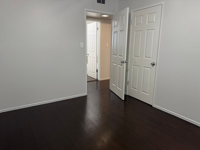 Building Photo - Adorable 3 bedroom 1.5 bath home garden setting