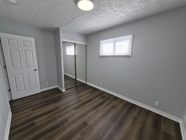 Building Photo - 484 Carol Dr