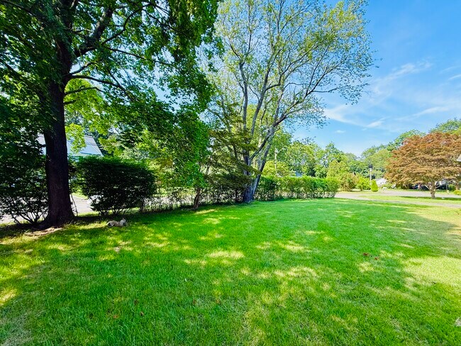 Building Photo - 10 Meadowpark Ave W