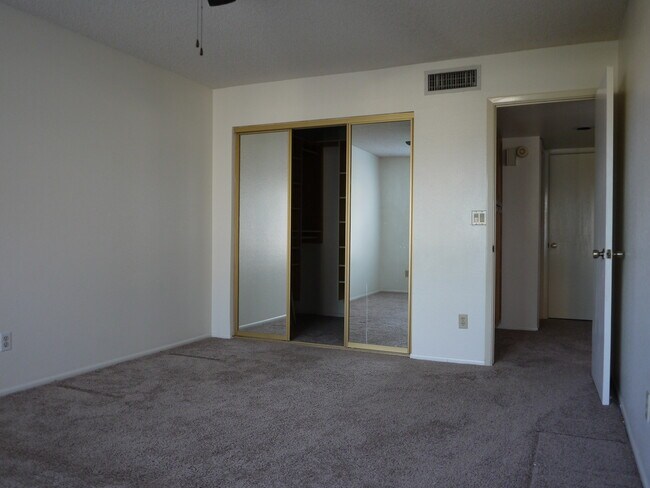 Building Photo - Great Location! 1 Bedroom 1 Bathroom Condo near ASU.