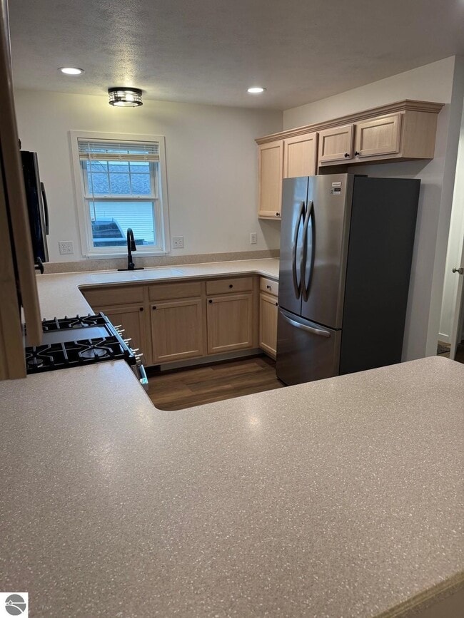 Building Photo - 1495 Newport St