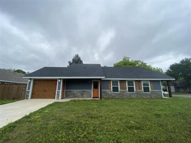 Building Photo - 1004 S Armstrong Ave