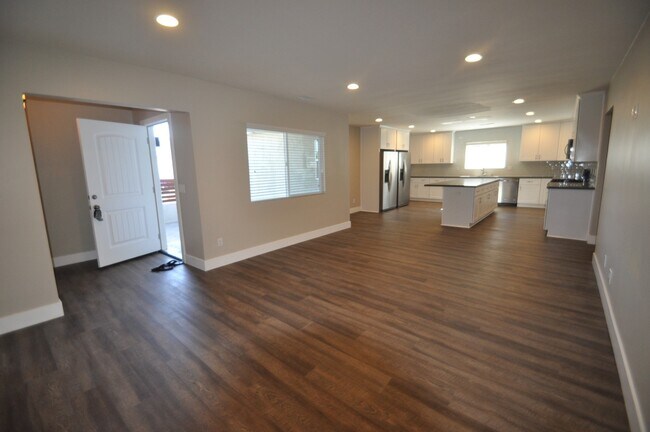 Building Photo - Large House, Great for Big Group! Close to...