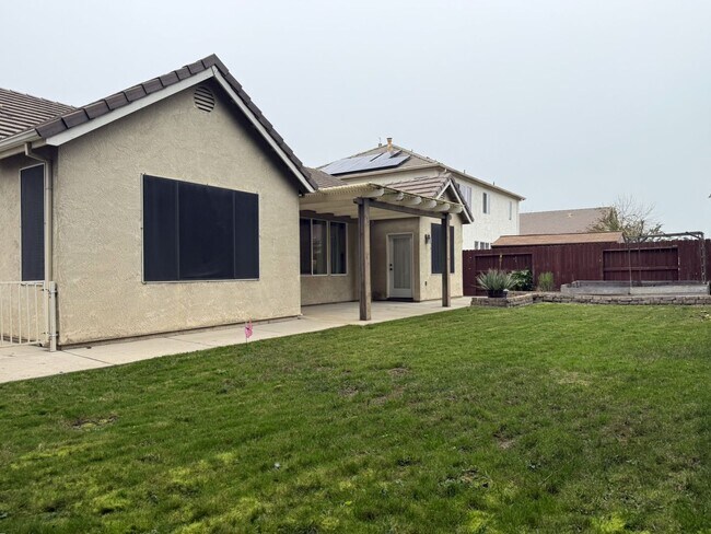 Building Photo - Polished and Chic 4/2 Available NOW!!