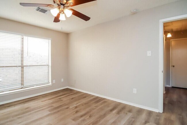 Building Photo - 5014 Meadow Crest St