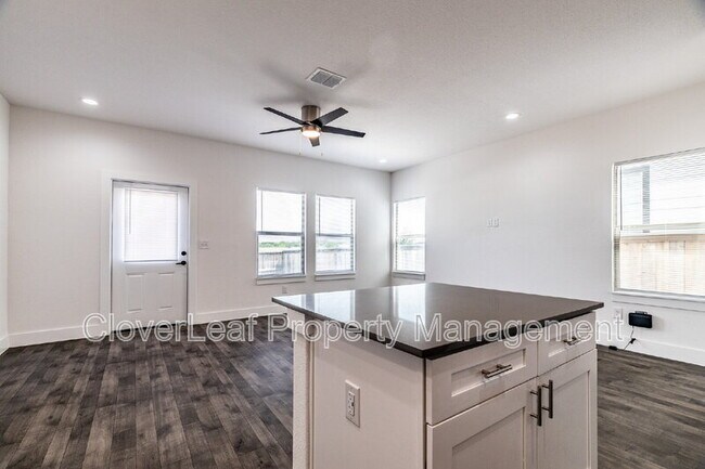 Building Photo - 3362 Northwestern Dr