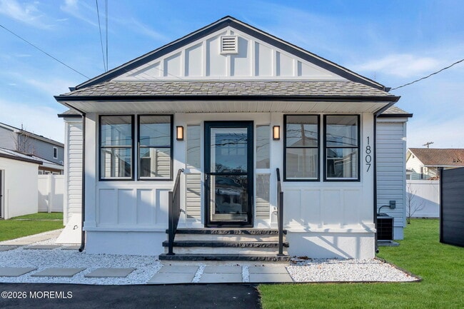 Building Photo - 1807 Laurel Terrace