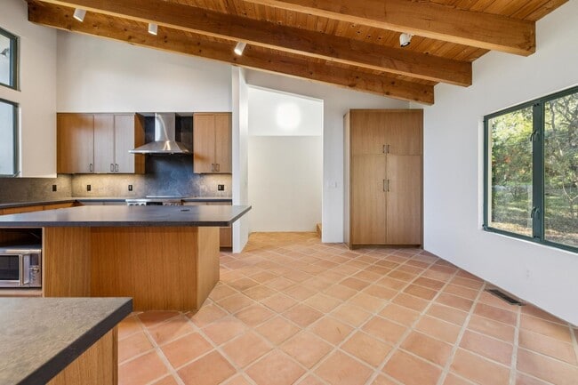 Building Photo - Charming 4BR Home Available in Private Portola Valley Cul de Sac