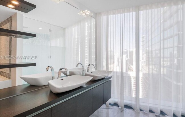 Building Photo - 200 Biscayne Blvd Way