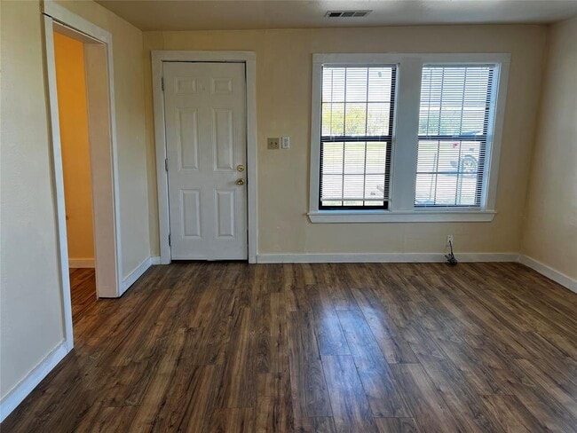 Building Photo - 102 E Carrie Manor St