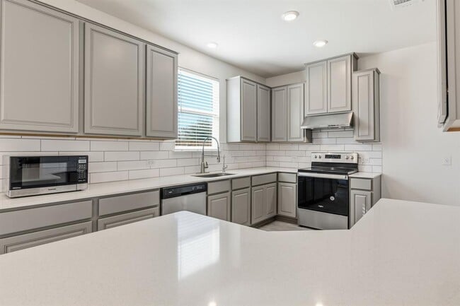 Building Photo - 365 Rocroi Dr