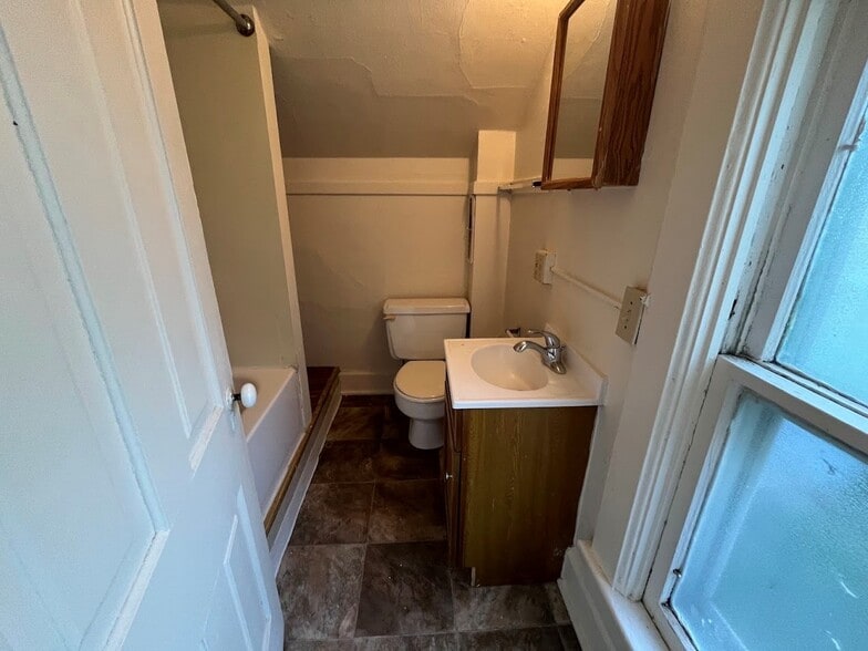 Building Photo - 917 E Johnson St