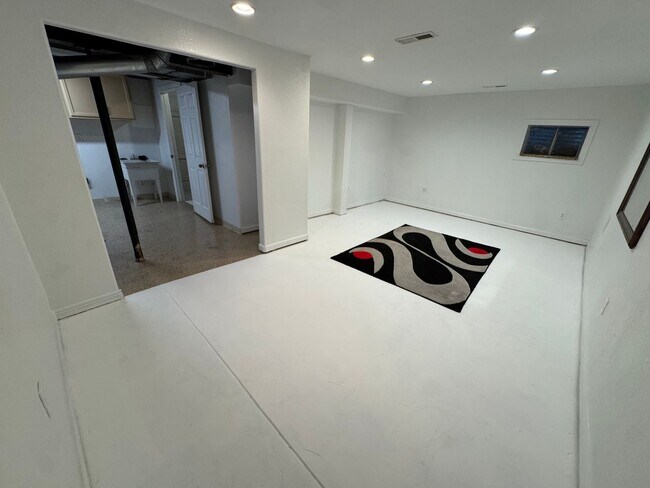 Building Photo - Spacious Morrison Home