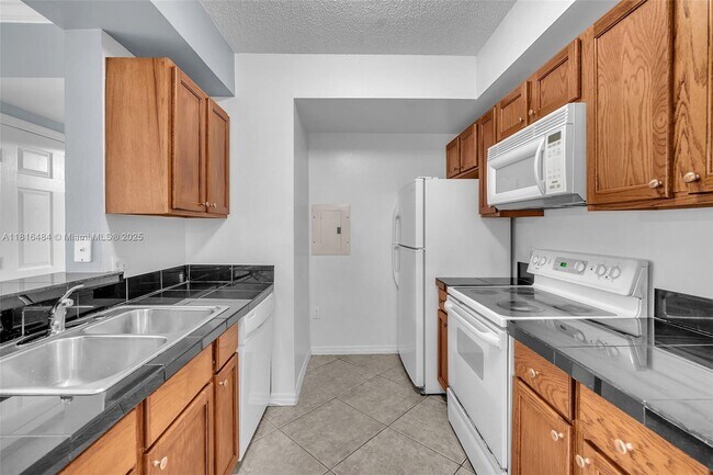 Building Photo - 2474 Centergate Dr