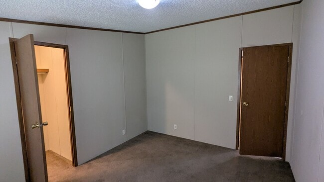 Building Photo - Newly renovated gem located at Earl Lake i...