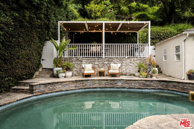 Building Photo - 2518 Canyon Dr