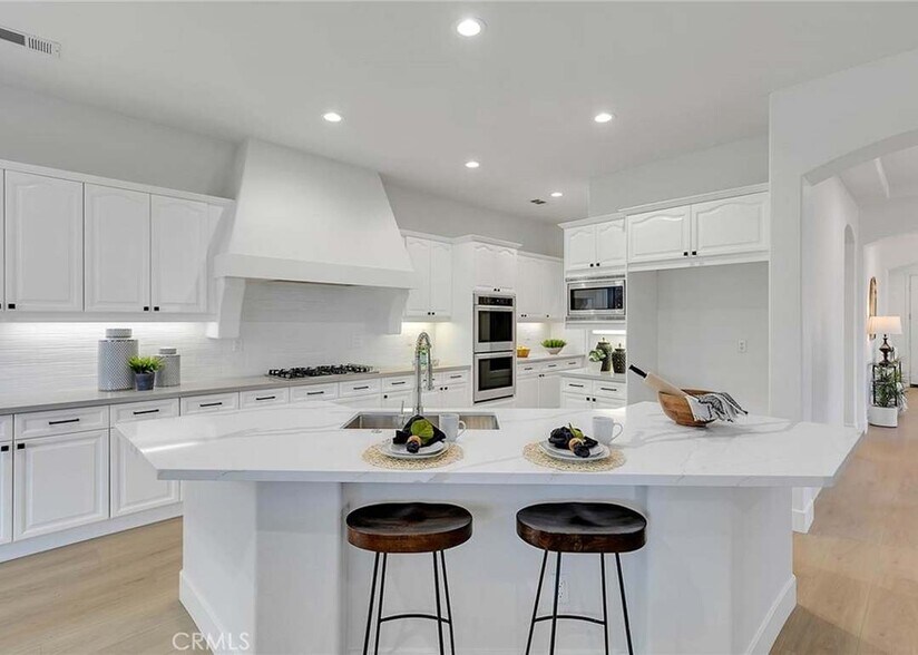 Building Photo - 24942 Greensbrier Dr