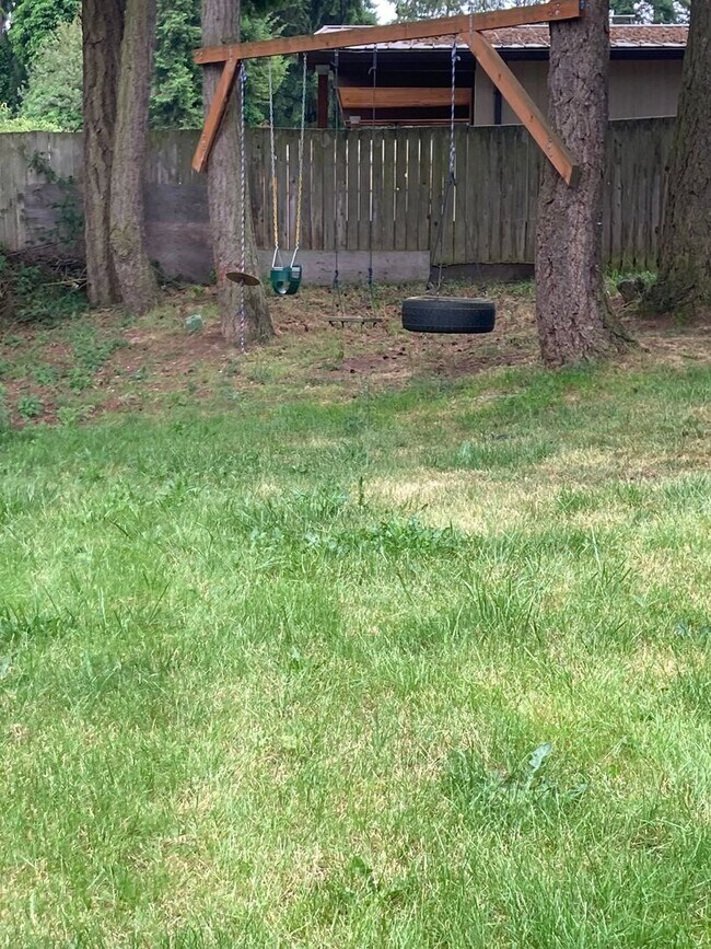Building Photo - Cozy 4-Bedroom 1.5 Bath Gem with Fenced Ya...