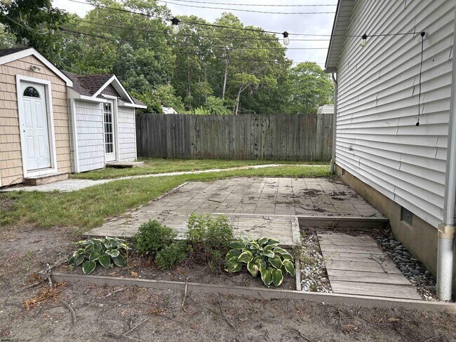 Building Photo - 409 Spruce Ave