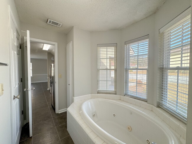 Building Photo - 8 Clayton Ln