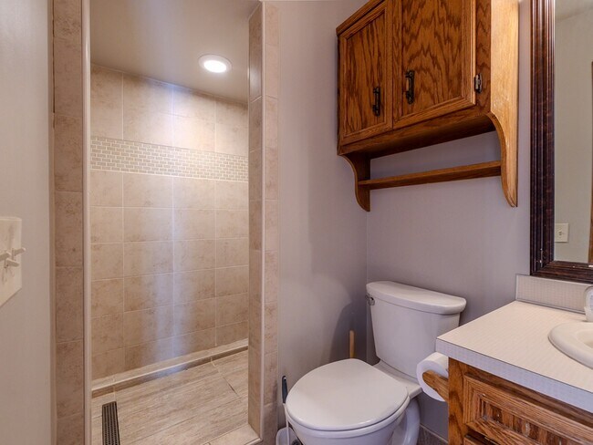 Building Photo - 2630 Glencairin Dr NW