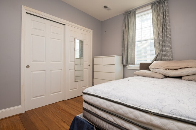 Building Photo - 1039 Evarts St NE