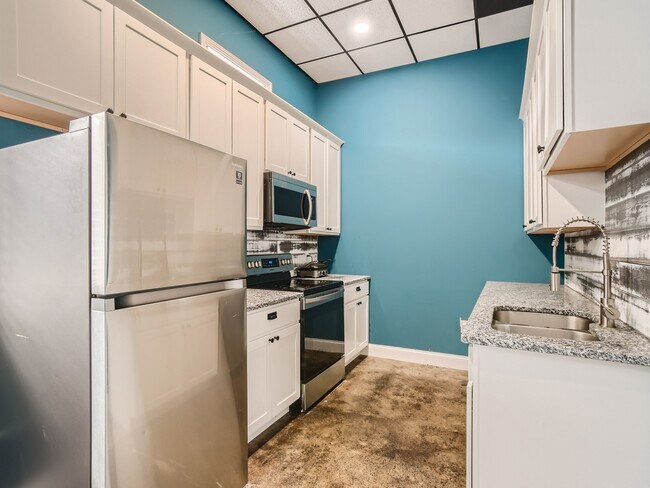 Kitchen with Appliances - 6971 Sunnywood Dr