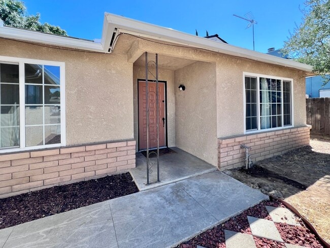 Building Photo - $2,250 Ashlan & Cornelia, 3 Bedroom House-...