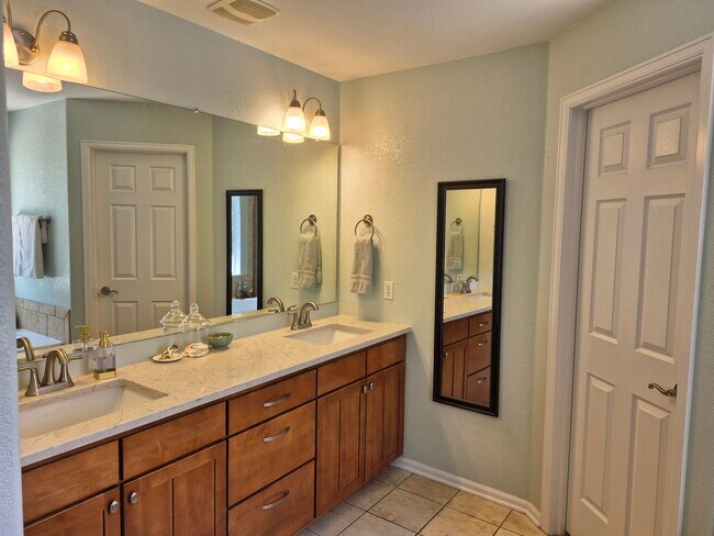 Building Photo - 11049 Meadowvale Cir
