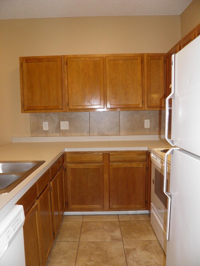 Building Photo - 1843 Whispering Oaks Ln