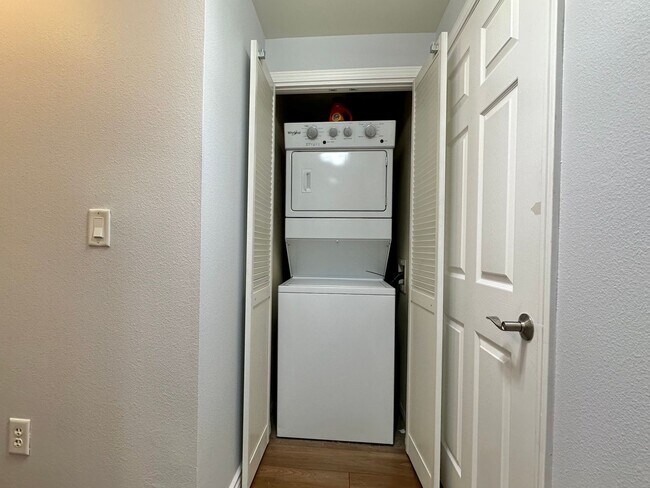 Building Photo - Beautiful Laurel Bay Condo Across from Balboa Park