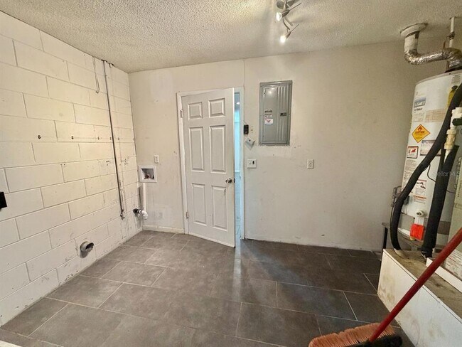 Building Photo - 653 Sherwood Dr