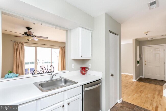 Building Photo - 553 McManus Way