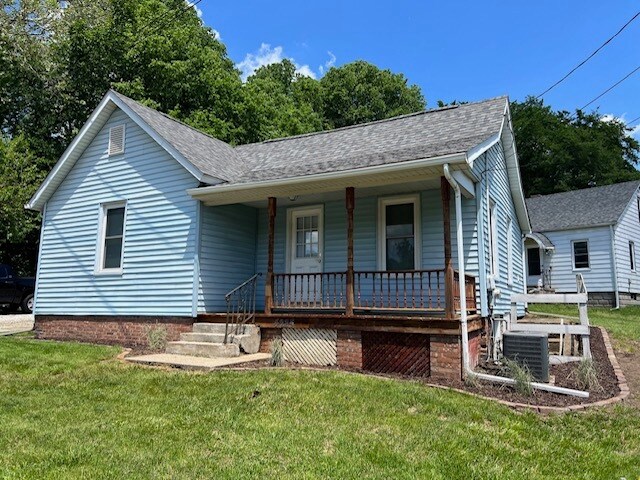 Front porch - 4225 W Southport Rd