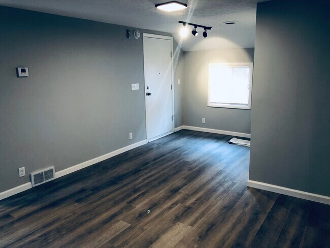 Building Photo - 2416 W 10th St