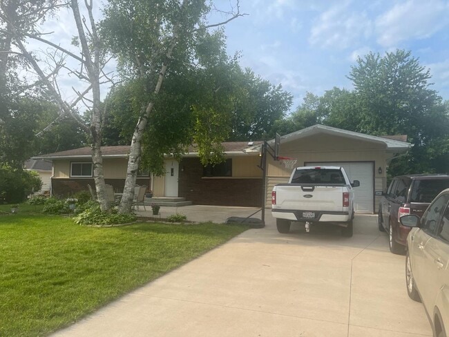 Building Photo - 525 Meadow Ln