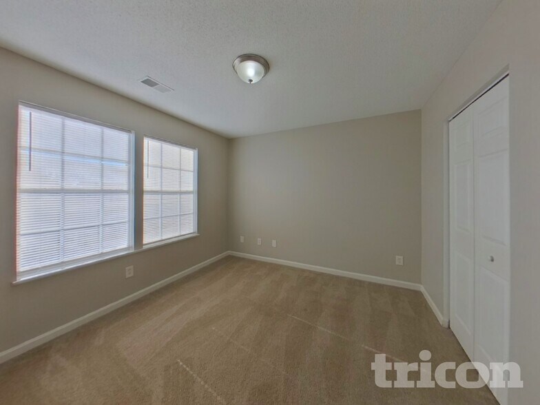 Building Photo - 204 Fox Grove Cir