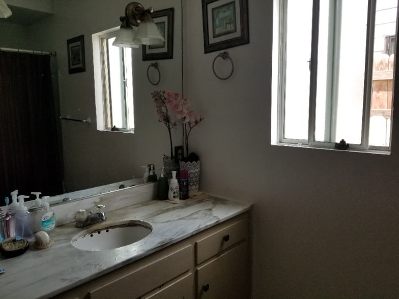 Building Photo - 206 W Cedar Ave