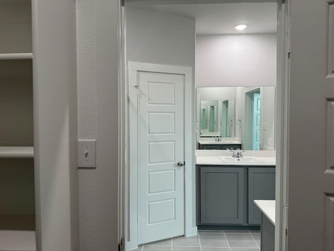 Building Photo - 3904 Kenwood Dr