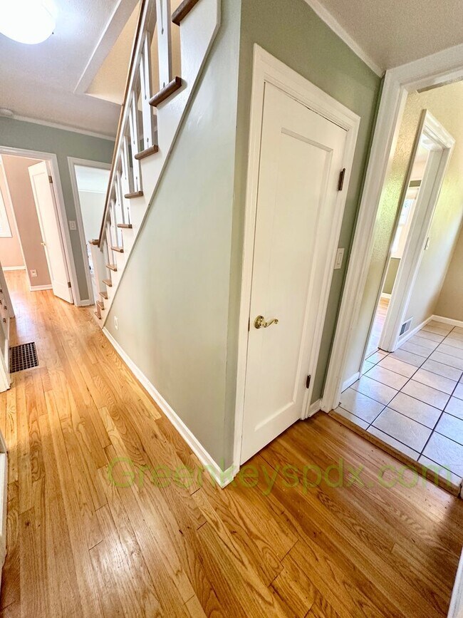 Building Photo - Huge 4 Bedroom 2 Bath House across from Rose City Golf Course