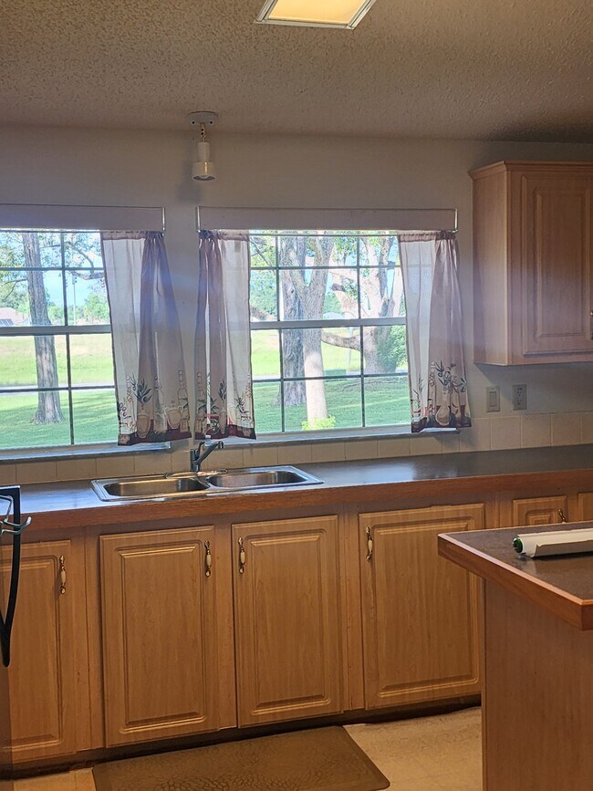 Building Photo - 5924 Vanco Dr