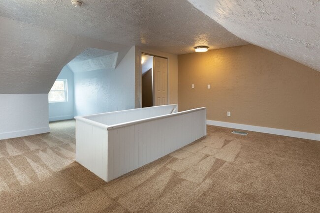 Building Photo - Updated 3BR 3 bath House with off street p...