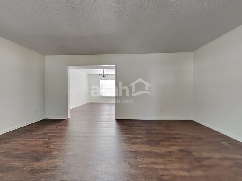 Building Photo - 833 Eagle Point Dr